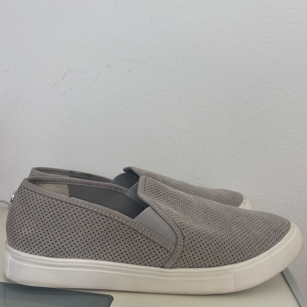 STEVE MADDEN GREY/WHITE SLIP ON SNEAKERS SZ 9
